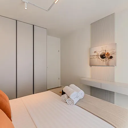 Nokturna Lyra Coresi Kasper With Parking Appartement *