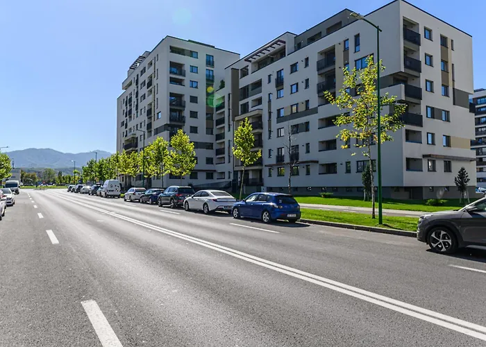 Nokturna Lyra Coresi Kasper With Parking Appartement *